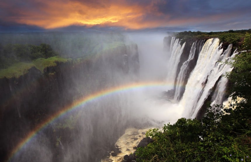 Victoria Falls Sambian puolelta nähtynä - mukana putouksille tyypillinen sateenkaari. Kuva: © Dietmar Temps | Dreamstime.com