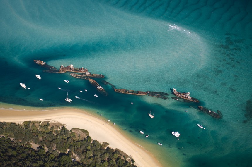 Moretonin rannalla voi myös ihmetellä laivojen hylkyjä. Kuva: © Wosabi | Dreamstime.com