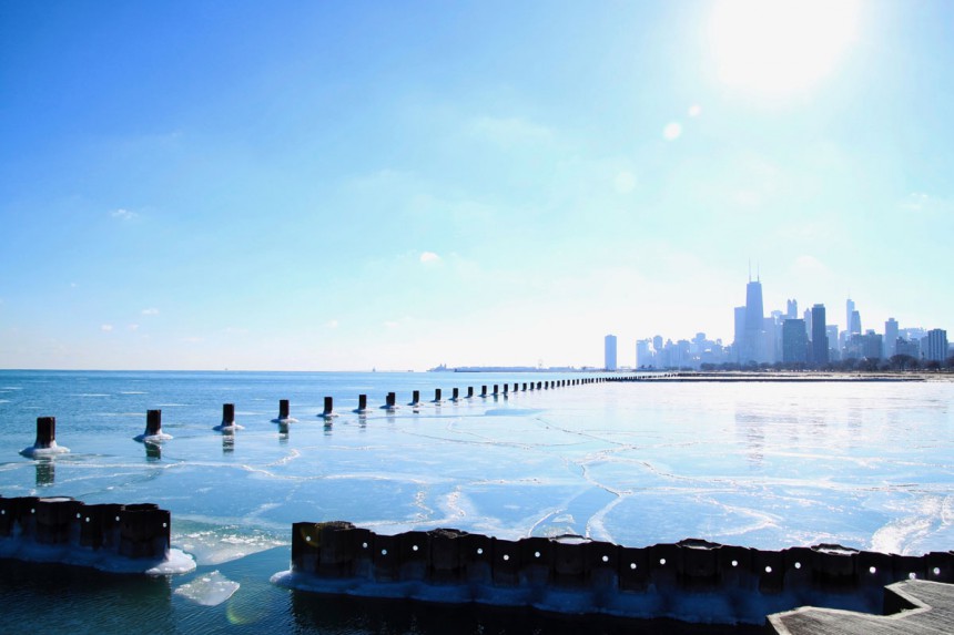 Chicagon skyline jäätyneen Michiganjärven rannalla. Kuva: Shelly Bychowski | Dreamstime.com