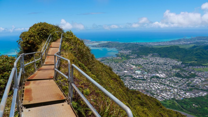 Haikun portaiden kiipeäminen Havaijilla on kielletty mutta huipulle voi kiivetä myös takakautta. Kuva: © Misha Kreker | Dreamstime.com