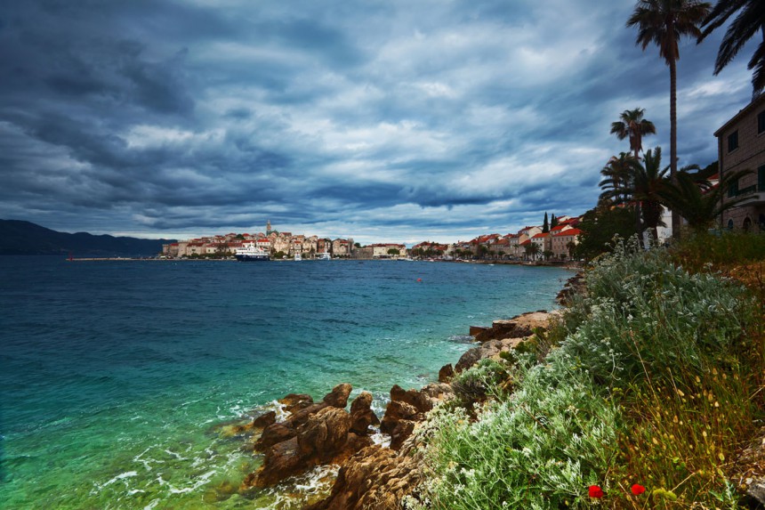 Kroatian Korcula sijaitsee turkoosinvärisen Adrianmeren rannalla. Kuva: Phant | Dreamstime.com