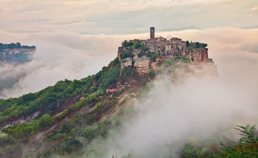 Mystinen Civita di Bagnoregio sijaitsee kallioisen vuoren päällä. Kuva: Ermess | Dreamstime.com