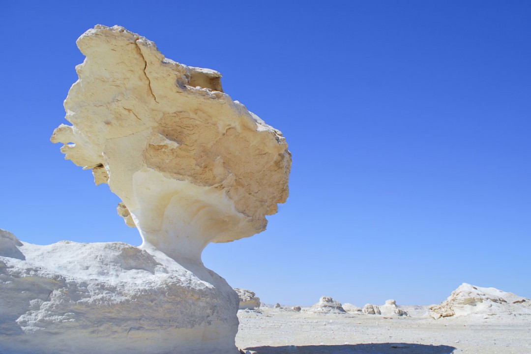 Al Farafran kansallispuisto Egyptissä hämmentää valkoisine kivipatsaineen. Kuva: Adwo | Dreamstime.com