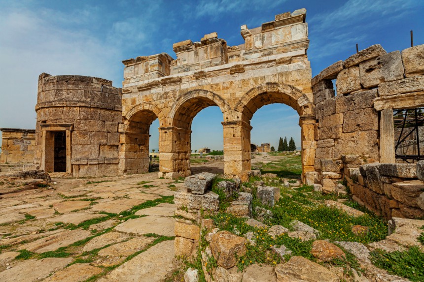 Hierapoliksen rauniokaupunki sijaitsee myös Pamukkalen alueella. Kuva: © Igor Stramyk | Dreamstime.com