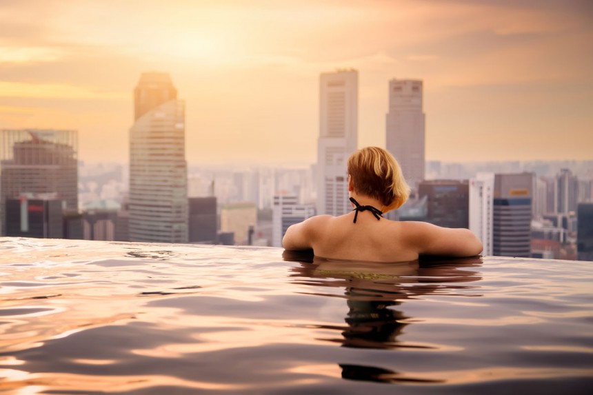 Marina Bay Sandsin uima-altaalla voi uiskennella kaupungin kattojen yllä. Kuva: © Ivan Kurmyshov | Dreamstime.com