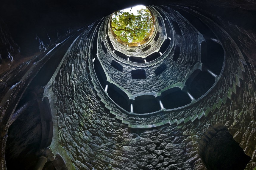 Alueen erikoisuus on 27 metriä syvä kaivo, johon pääsee laskeutumaan kierreportaita pitkin. Kuva: © Znm | Dreamstime.com