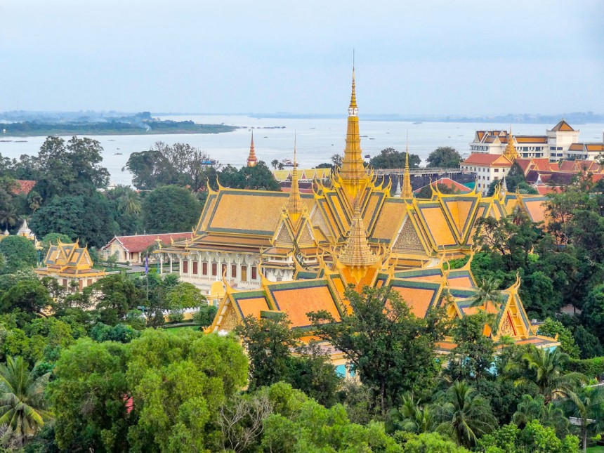 Phnom Penhin kuninkaallinen palatsi ja sen kuuluisa, hopeinen pagoda. Kuva: © Prillfoto | Dreamstime.com