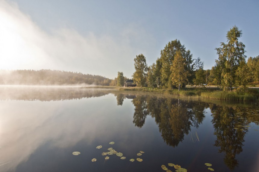 Rauhallinen mökkiranta ja peilityyni järvi - tämän suomalaisempaa maisemaa saa hakea. Kuva: © Vkhom68 | Dreamstime.com