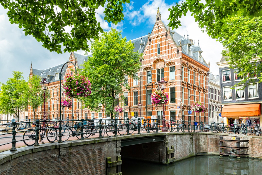 Amsterdamissa on enemmän polkupyöriä kuin asukkaita. Kuva: mandritoiu | Adobe Stock