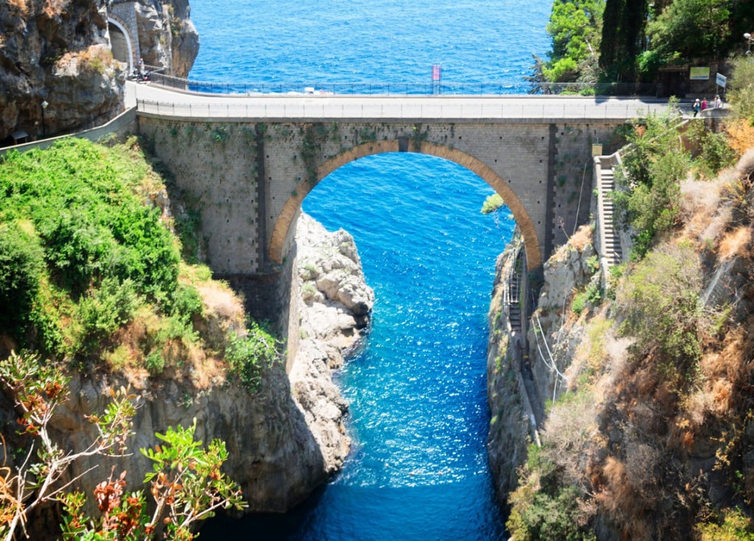 Amalfin rannikolla sijaitsevan vuonon yli kulkee kaunis silta. Kuva: Neirfy | Dreamstime.com