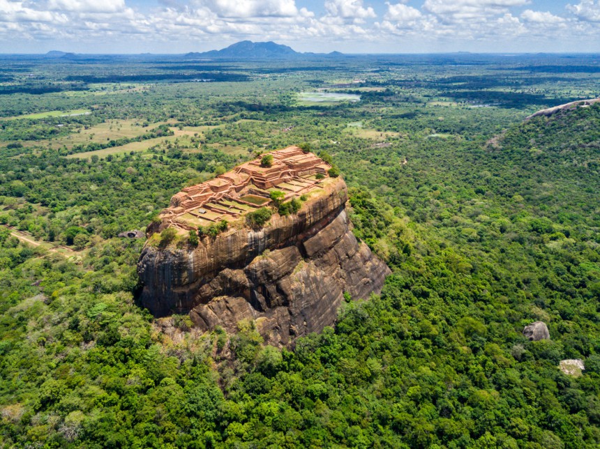 Sigiriyaa kutsutaan myös nimellä Lion Rock. Kuva: Dmitry | Adobe Stock