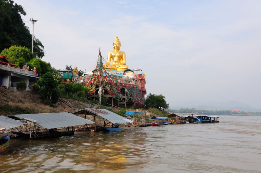 Alueella voi vierailla myös Kultaisen kolmion alueella, jota nykyisin valvoo suuri kultainen buddha. Kuva: © Tempestz - Dreamstime.com
