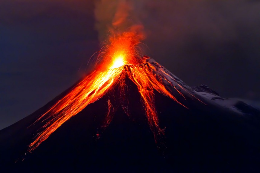 Tungurahuan tulivuori Ecuadorissa aloitti purkautumisen vuonna 2008 ja se jatkuu edelleen. Kuva: © Pablo Hidalgo | Dreamstime.com