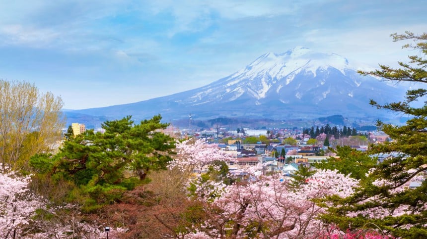Iwaki-vuori Tohokun alueella Japanissa kirsikankukkien aikaan. Kuva: © Cowardlion | Dreamstime.com