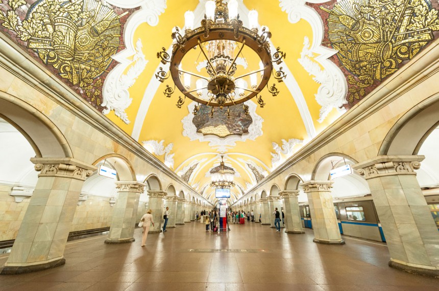 Valoisa Komsomolskayan metroasema on yksi Moskovan vilkkaimpia. Kuva: © Petr Švec | Dreamstime.com