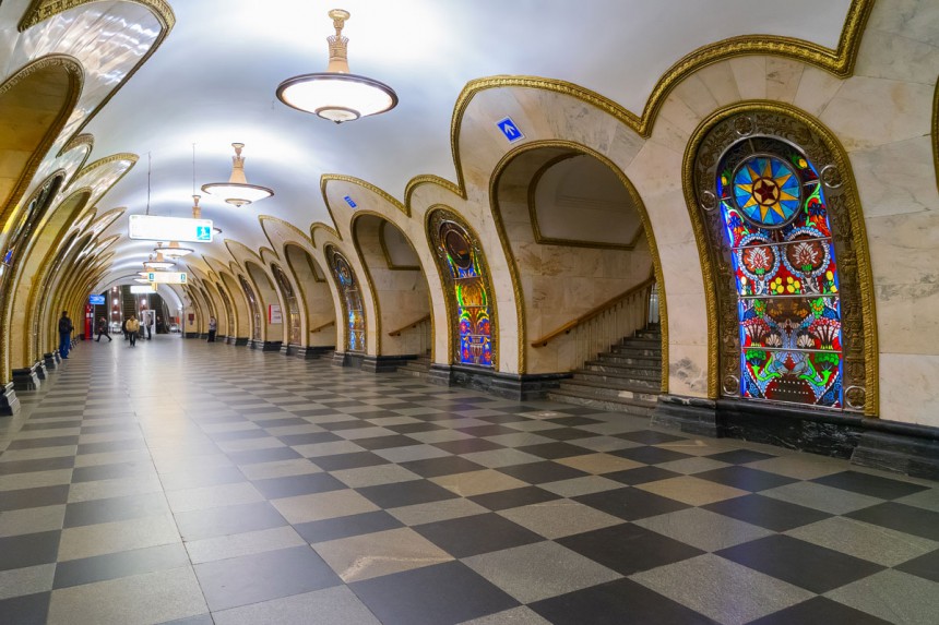 Novoslobodskayan metroasemaa koristavat lasimaalaukset. Kuva: © Neirfy | Dreamstime.com