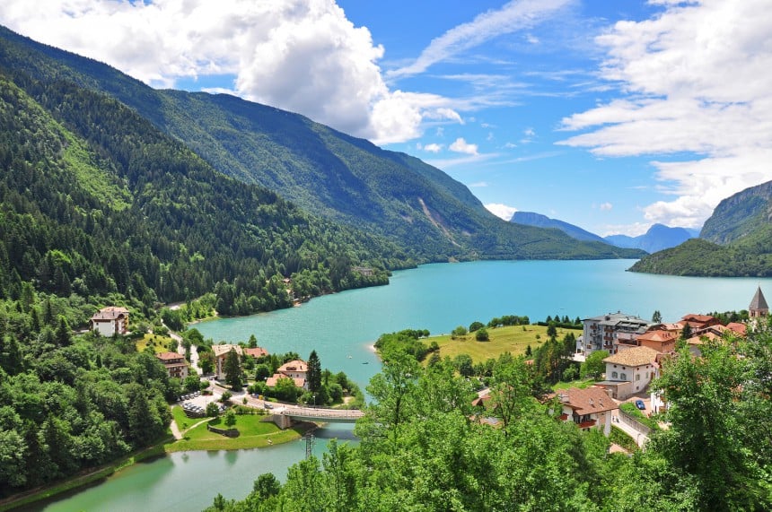 Molveno on yksi Italian kauneimmista järvistä.