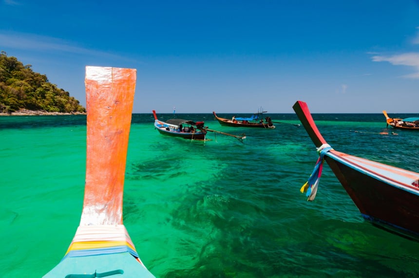 Värikkäät pitkähäntäveneet kuljettavat turisteja snorklaamaan Satunin alueella