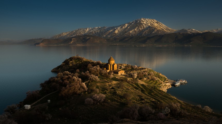 Upea Van-järvi Anatoliassa. Kuva: © Birdigol | Dreamstime.com