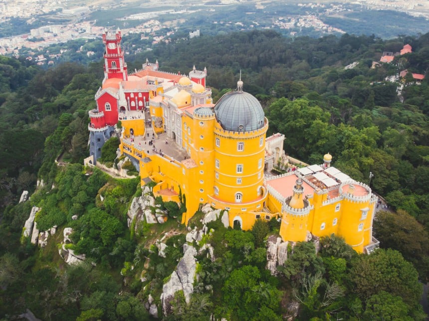 Penan värikäs linna Portugalissa. Kuva: Nikolay Tsuguliev | Dreamstime.com