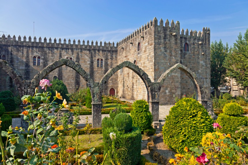 Bragasta löytyy historiallisia rakennuksia ja kauniita puutarhoja. Kuva: © Zts | Dreamstime.com