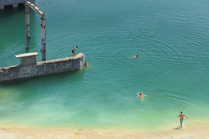 Rummun louhoksen vihreän turkoosi vesi houkuttelee uimareita. Kuva: Ingus Sabulis | Dreamstime.com