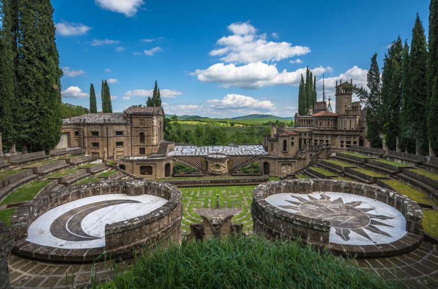 La Scarzuolan luostarialue koostuu surrealistisesta arkkitehtuurista, jossa yhdistyy klassinen, keskiaikainen ja jopa renesanssin aikainen arkkitehtuuri. Kuva: Javarman | Dreamstime.com