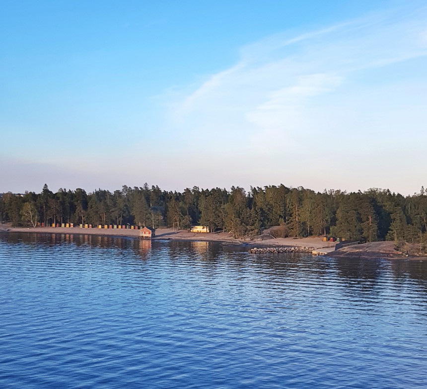 Pihlajasaaren uimarannalla odottavat värikkäät pukukopit. Kuva: © Maria Heikkilä