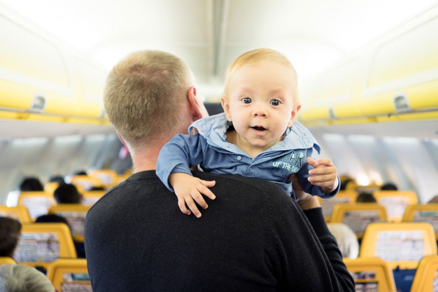 Lentomatkustaminen saattaa jännittää monia vanhempia. Asiaa kannattaa lähestyä sillä kulmalla, että asiat todennäköisesti sujavat hyvin, eikä maailma kaadu siihen, jos vauva tirauttaa itkut lentokoneessa. Kuva: Golasza | Dreamstime.com