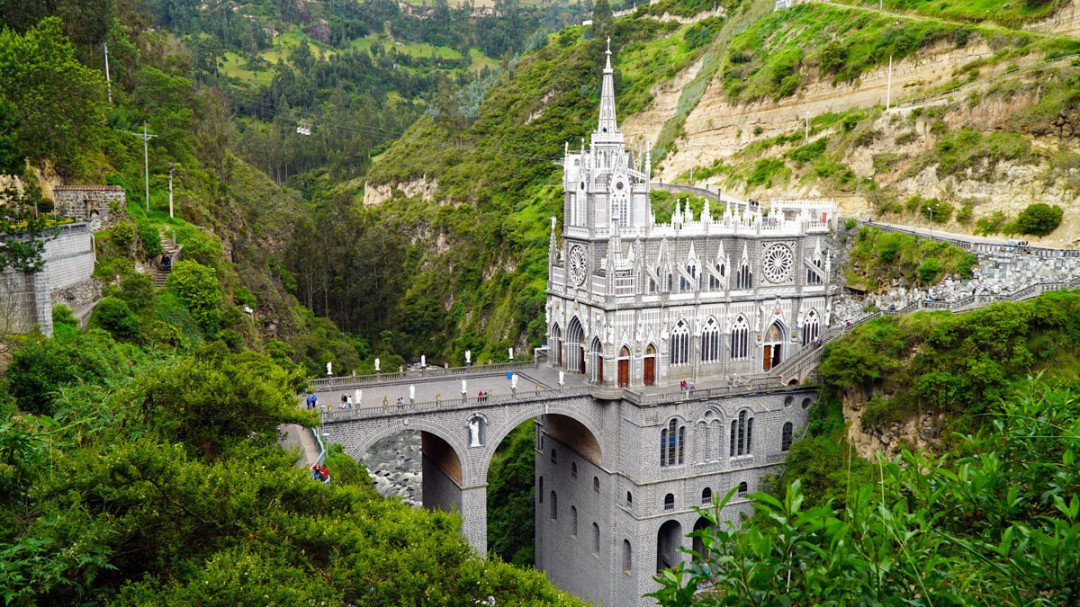 Las Lajasin katedraali on rakennettu jyrkän rotkon reunalle. Kuva: Oguz Eren | Dreamstime.com