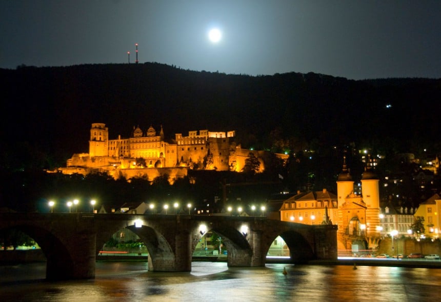 Heidelbergin linna yövalaistuksessa. Etualalla Vanha silta, Alte Brücke. Kuva: © Alext | Dreamstime.com